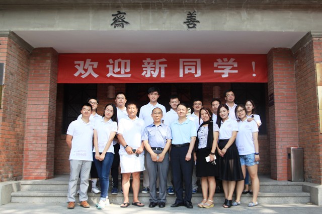 迎新现场师生合影.jpg