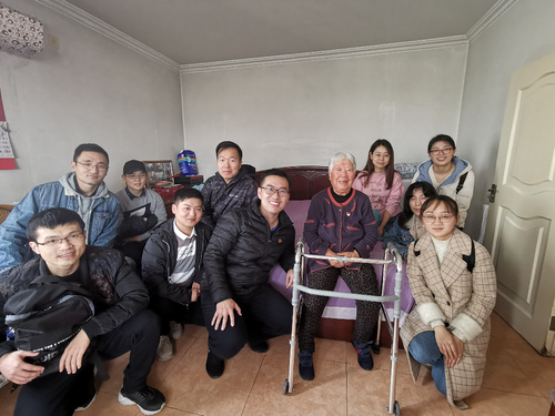 清华“马院”师生走到“红墙”下 图片4.png